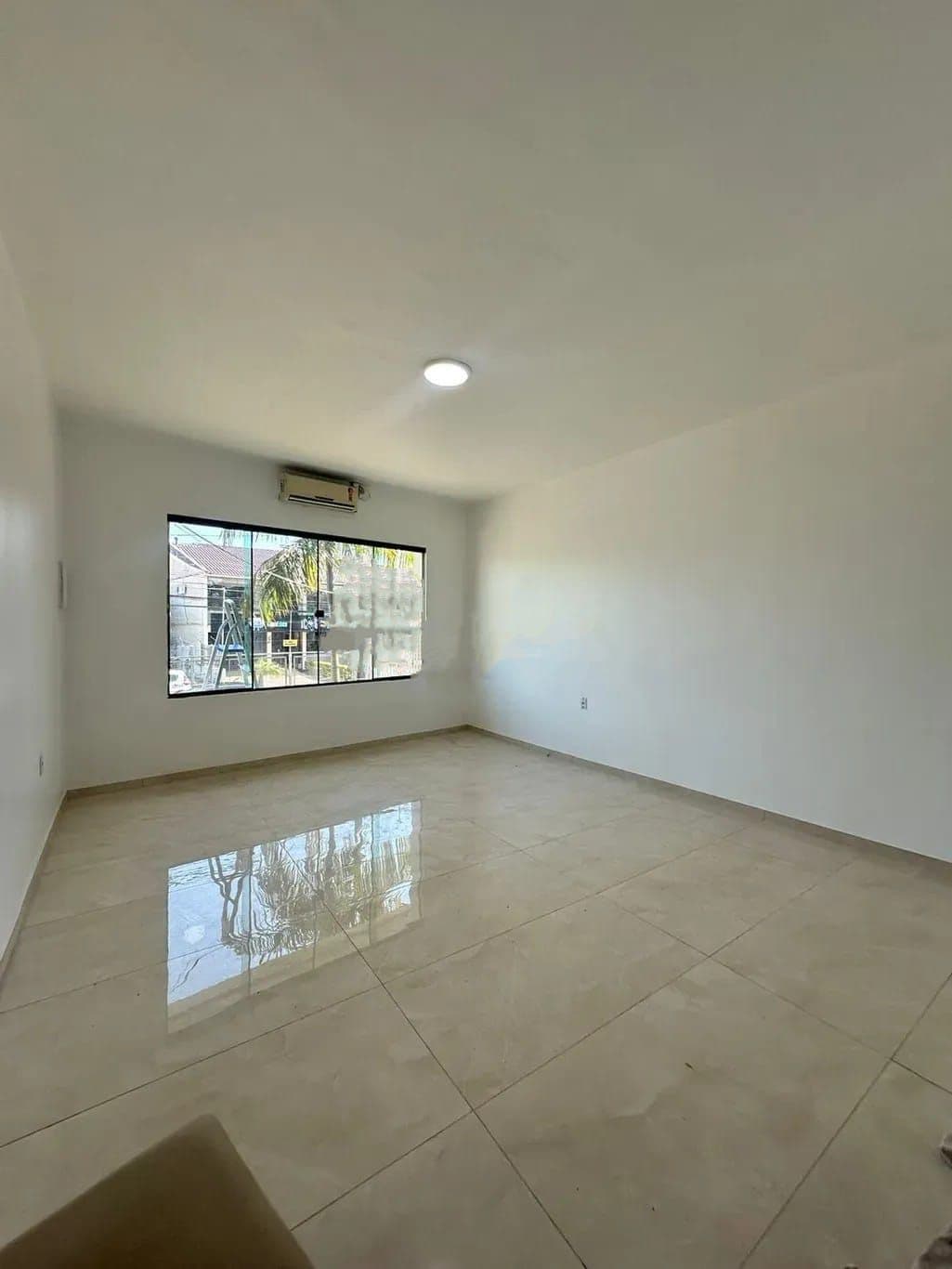 Casa Comercial Ampla No Bairro Lourdes Com 4 Salas, 3 Banheiros, Pátio e Estacionamento — Casa Comercial com 4 salas para alugar em Nossa Senhora de Lourdes, Santa Maria/RS