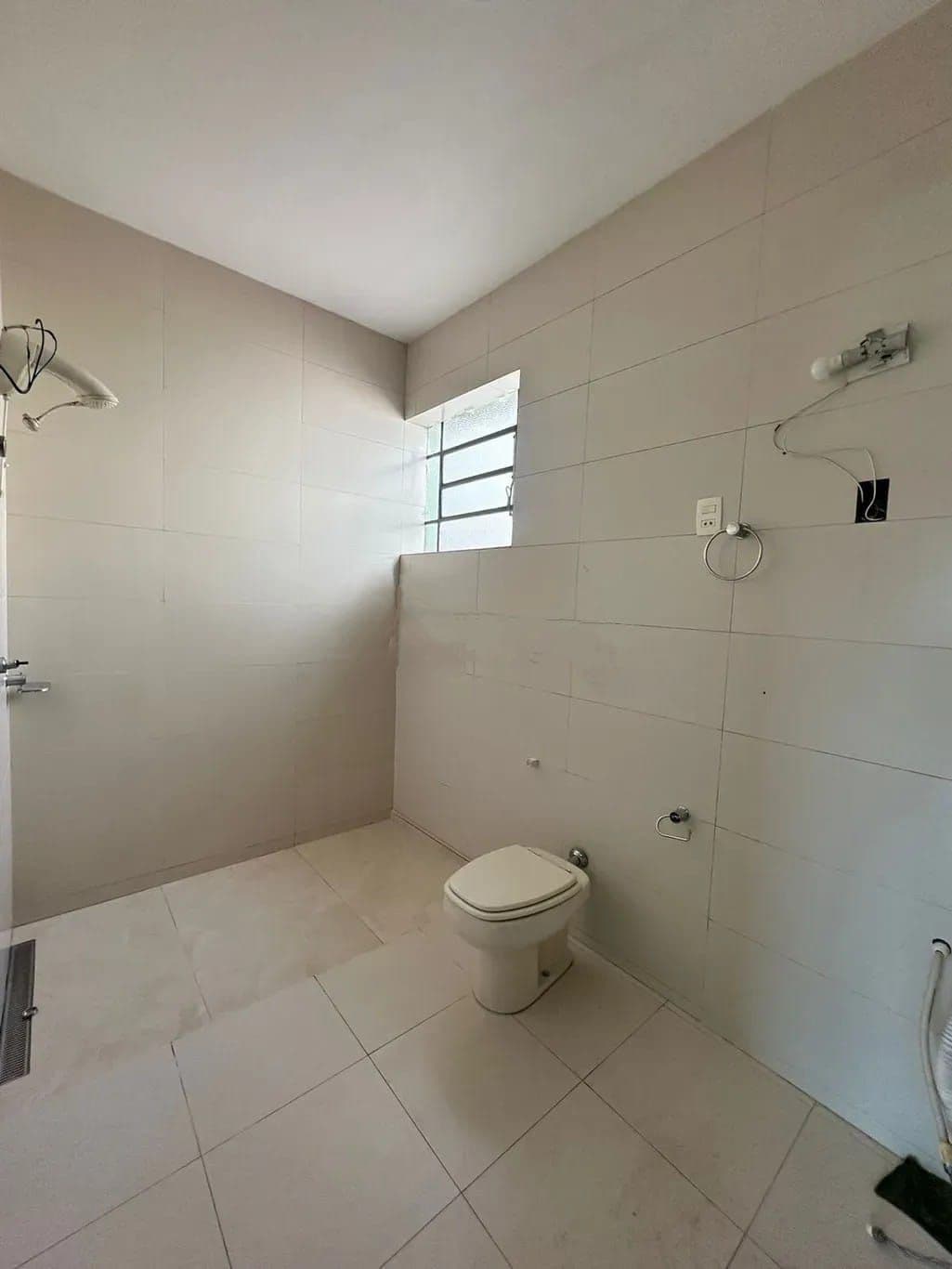 Casa Comercial Ampla No Bairro Lourdes Com 4 Salas, 3 Banheiros, Pátio e Estacionamento — Casa Comercial com 4 salas para alugar em Nossa Senhora de Lourdes, Santa Maria/RS