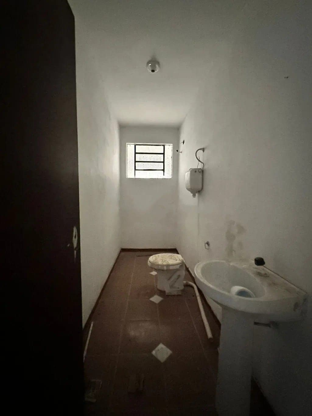 Casa Comercial Ampla No Bairro Lourdes Com 4 Salas, 3 Banheiros, Pátio e Estacionamento — Casa Comercial com 4 salas para alugar em Nossa Senhora de Lourdes, Santa Maria/RS