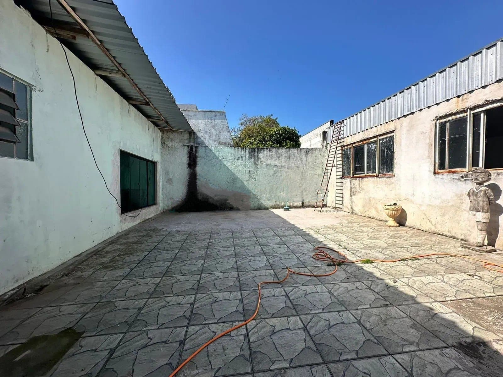 Casa Comercial Ampla No Bairro Lourdes Com 4 Salas, 3 Banheiros, Pátio e Estacionamento — Casa Comercial com 4 salas para alugar em Nossa Senhora de Lourdes, Santa Maria/RS