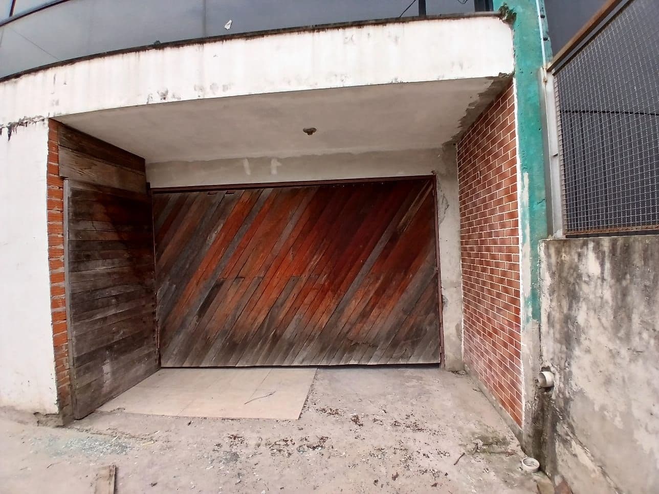 Casa Comercial Ampla No Bairro Lourdes Com 4 Salas, 3 Banheiros, Pátio e Estacionamento — Casa Comercial com 4 salas para alugar em Nossa Senhora de Lourdes, Santa Maria/RS