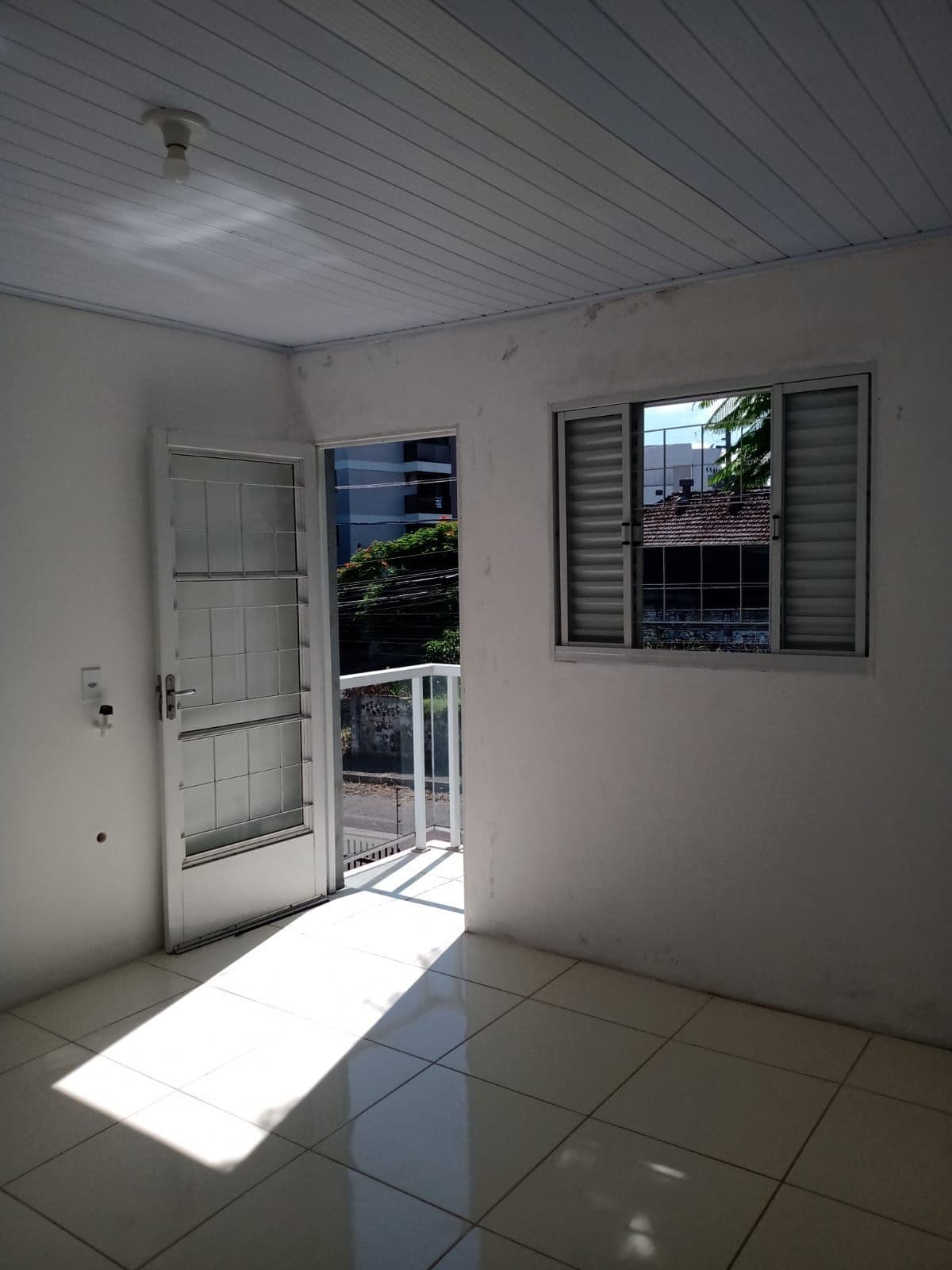 Kitnet Com Banheiro e Sacada Próximo a UFN — Studio com 1 quarto para alugar em Nossa Senhora do Rosário, Santa Maria/RS