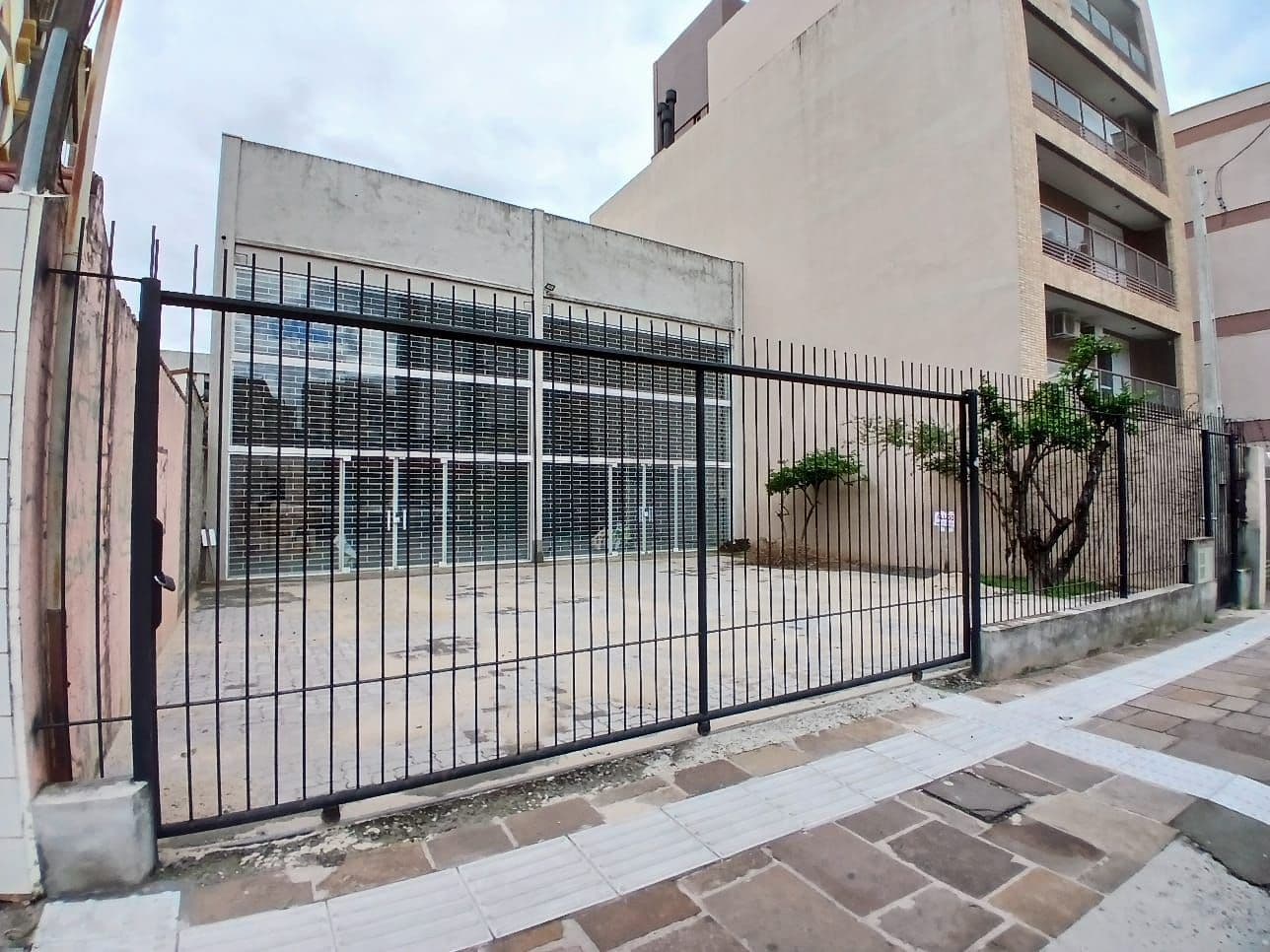Pavilhão Central De 287 m² Possui Escritório, 2 Banheiros e Estacionamento — Pavilhão com 1 sala para alugar em Nossa Senhora de Fátima, Santa Maria/RS