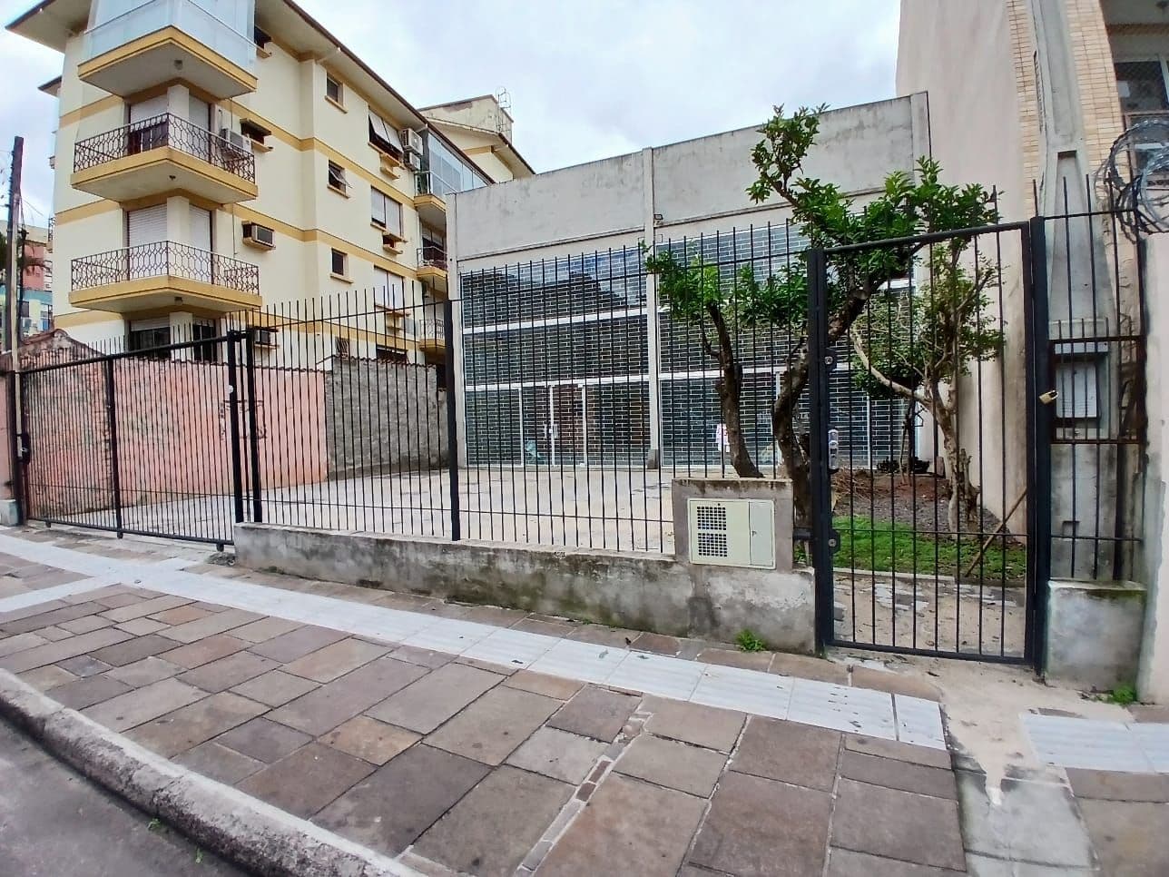 Pavilhão Central De 287 m² Possui Escritório, 2 Banheiros e Estacionamento — Pavilhão com 1 sala para alugar em Nossa Senhora de Fátima, Santa Maria/RS