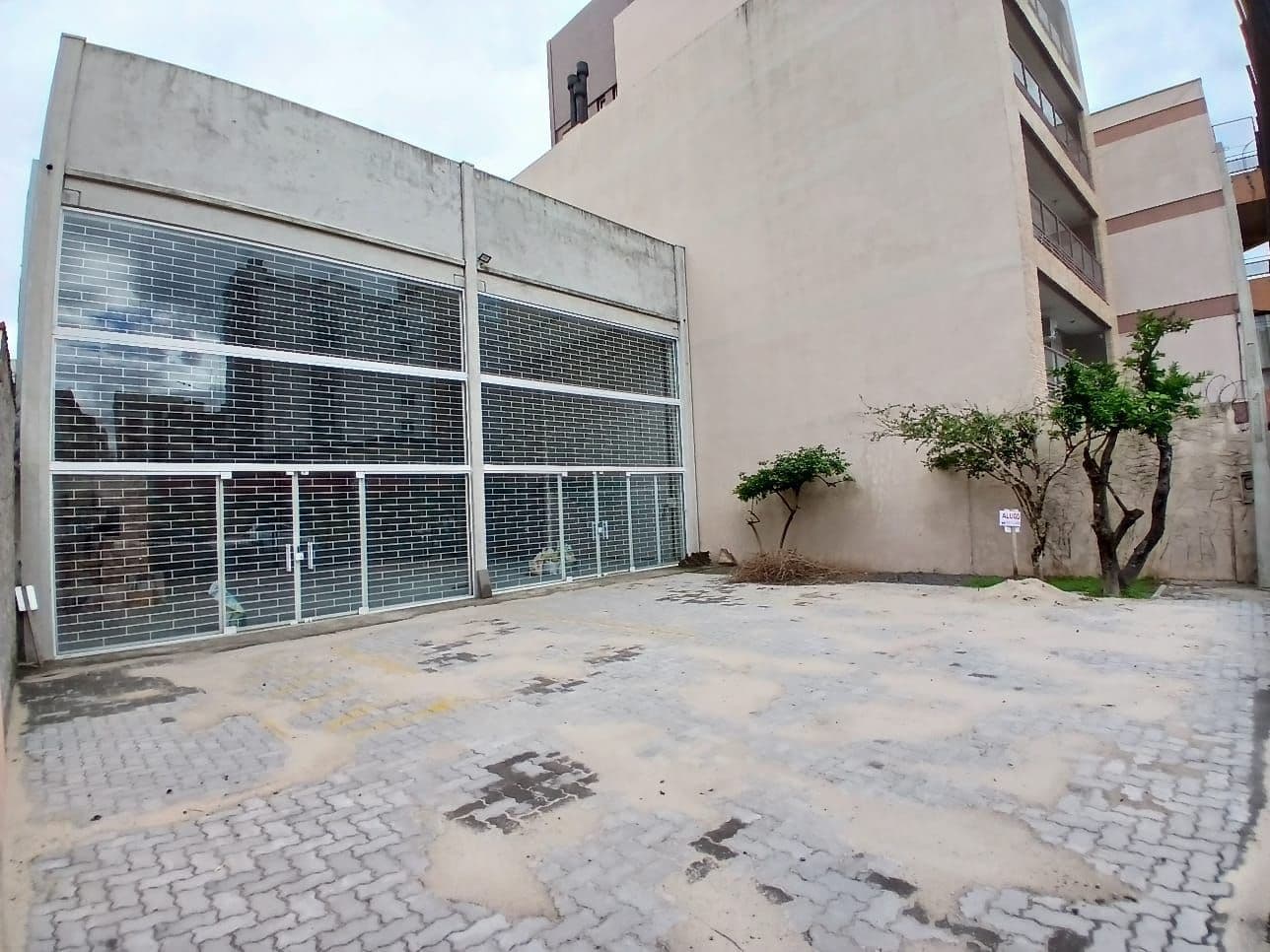 Pavilhão Central De 287 m² Possui Escritório, 2 Banheiros e Estacionamento — Pavilhão com 1 sala para alugar em Nossa Senhora de Fátima, Santa Maria/RS