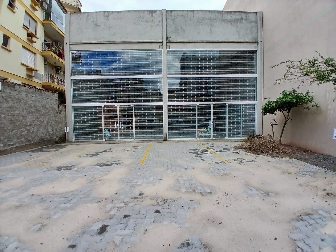 Pavilhão Central De 287 m² Possui Escritório, 2 Banheiros e Estacionamento — Pavilhão com 1 sala para alugar em Nossa Senhora de Fátima, Santa Maria/RS