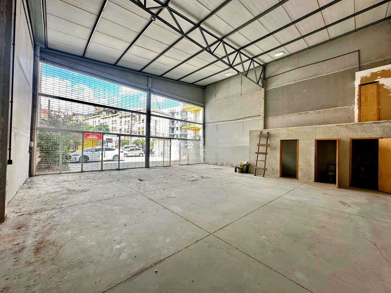 Pavilhão Central De 287 m² Possui Escritório, 2 Banheiros e Estacionamento — Pavilhão com 1 sala para alugar em Nossa Senhora de Fátima, Santa Maria/RS