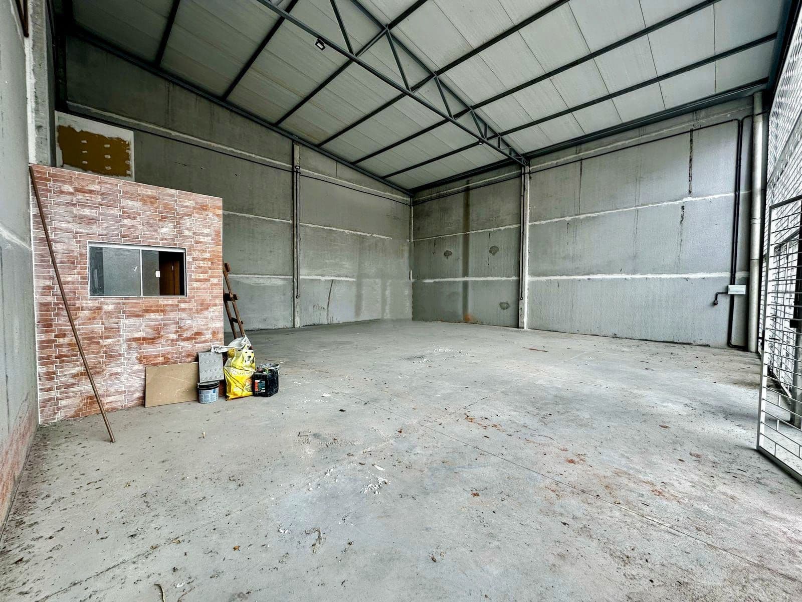 Pavilhão Central De 287 m² Possui Escritório, 2 Banheiros e Estacionamento — Pavilhão com 1 sala para alugar em Nossa Senhora de Fátima, Santa Maria/RS