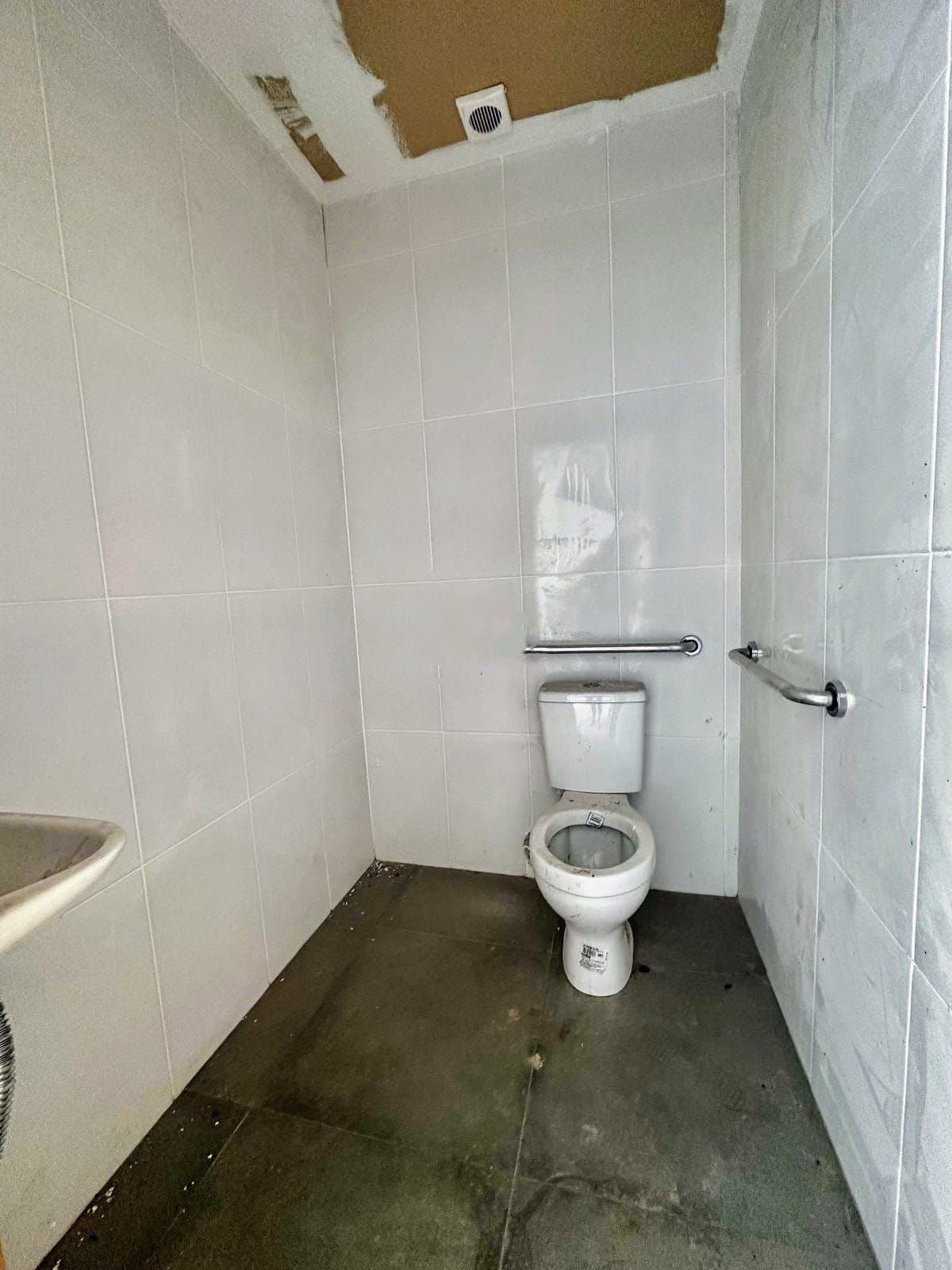 Pavilhão Central De 287 m² Possui Escritório, 2 Banheiros e Estacionamento — Pavilhão com 1 sala para alugar em Nossa Senhora de Fátima, Santa Maria/RS