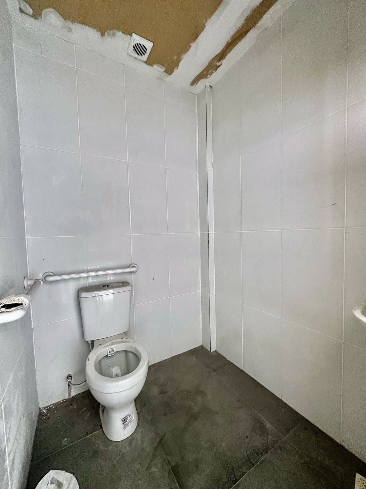 Pavilhão Central De 287 m² Possui Escritório, 2 Banheiros e Estacionamento — Pavilhão com 1 sala para alugar em Nossa Senhora de Fátima, Santa Maria/RS