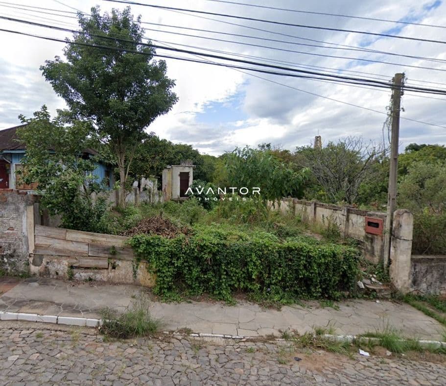 Terreno com vegetação e estruturas — Terreno à venda em Itararé, Santa Maria/RS