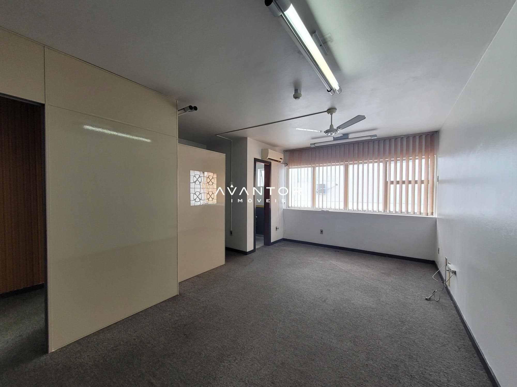 Ambiente interno com divisória e janelas — Sala Comercial com 2 salas à venda em Centro, Santa Maria/RS