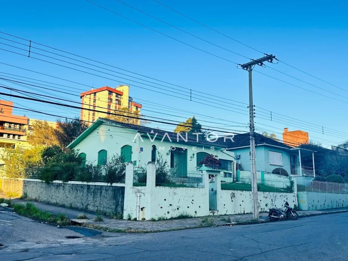 Terreno de esquina entre Av. Presidente Vargas e Av. Medianeira. Confira — Terreno à venda em Nossa Senhora de Fátima, Santa Maria/RS