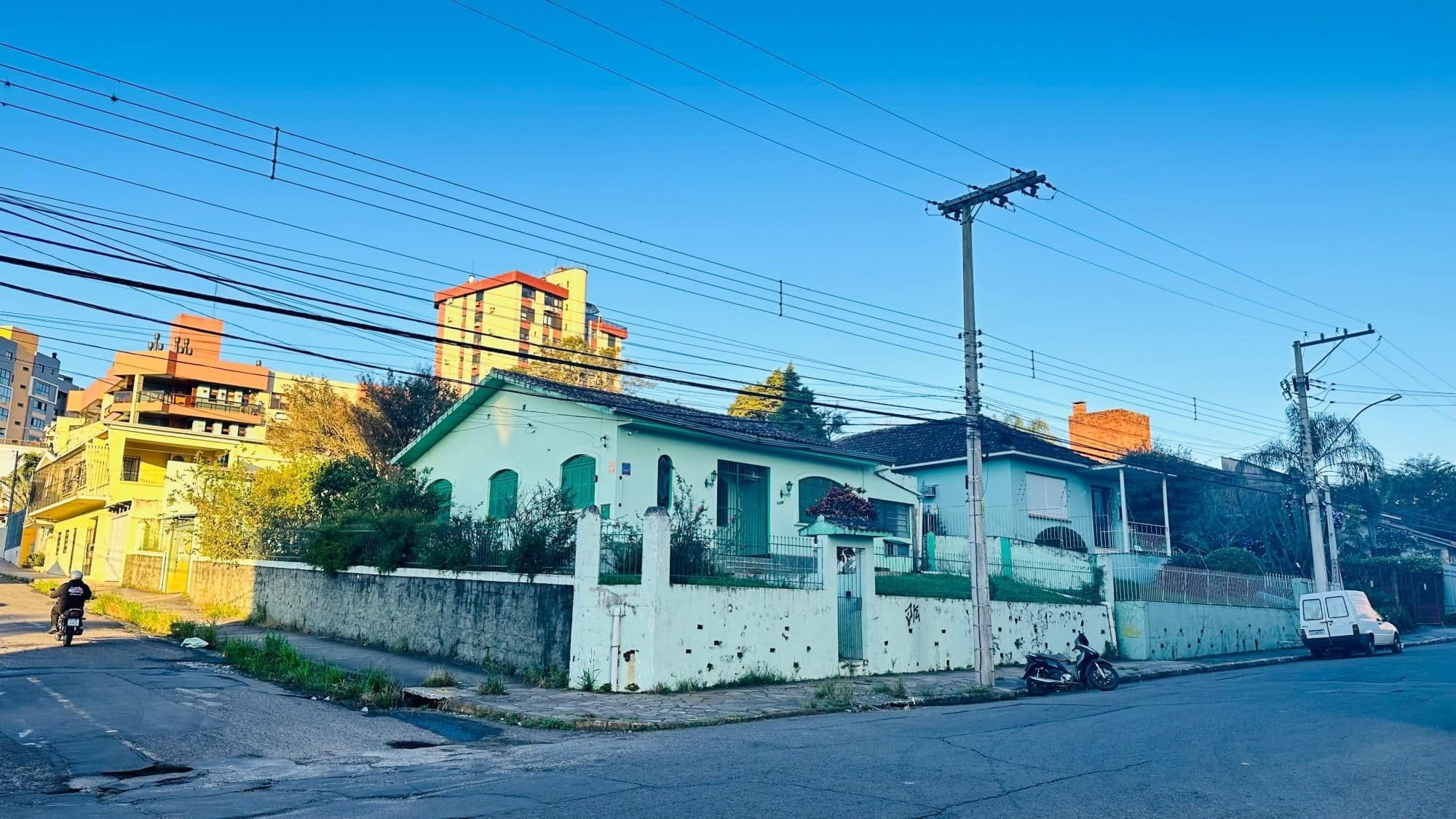 Terreno de esquina entre Av. Presidente Vargas e Av. Medianeira. Confira — Terreno à venda em Nossa Senhora de Fátima, Santa Maria/RS
