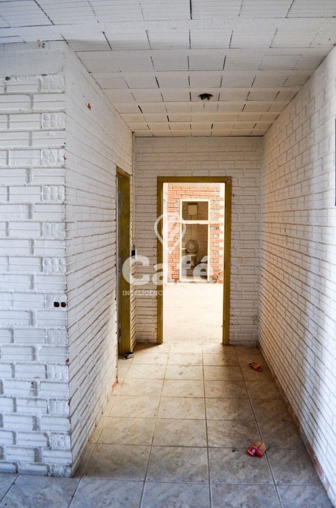 Pavilhão com 700m², 7 peças internas, 5 banheiros, 2 boxes de garagem — Pavilhão à venda em São João, Santa Maria/RS