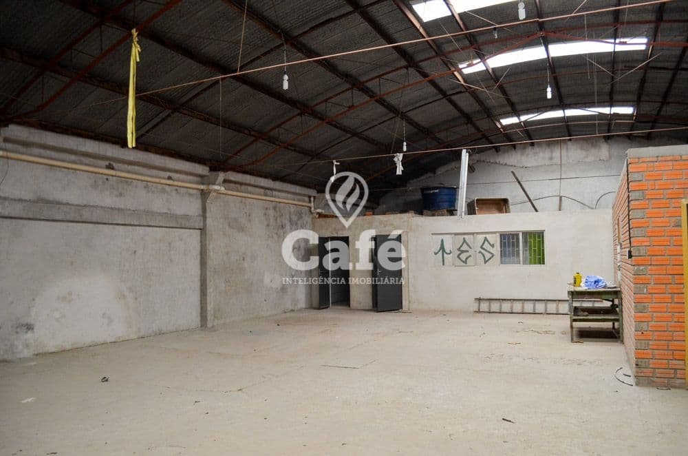 Pavilhão com 700m², 7 peças internas, 5 banheiros, 2 boxes de garagem — Pavilhão à venda em São João, Santa Maria/RS