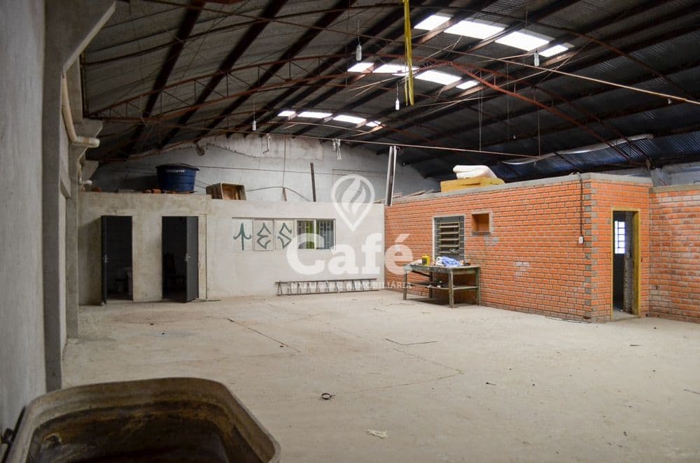 Pavilhão com 700m², 7 peças internas, 5 banheiros, 2 boxes de garagem — Pavilhão à venda em São João, Santa Maria/RS