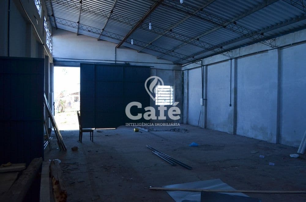 Pavilhão com 700m², 7 peças internas, 5 banheiros, 2 boxes de garagem — Pavilhão à venda em São João, Santa Maria/RS
