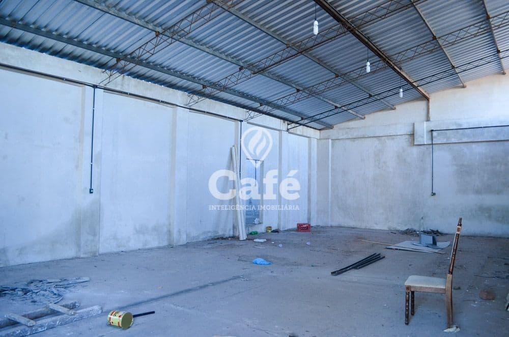 Pavilhão com 700m², 7 peças internas, 5 banheiros, 2 boxes de garagem — Pavilhão à venda em São João, Santa Maria/RS