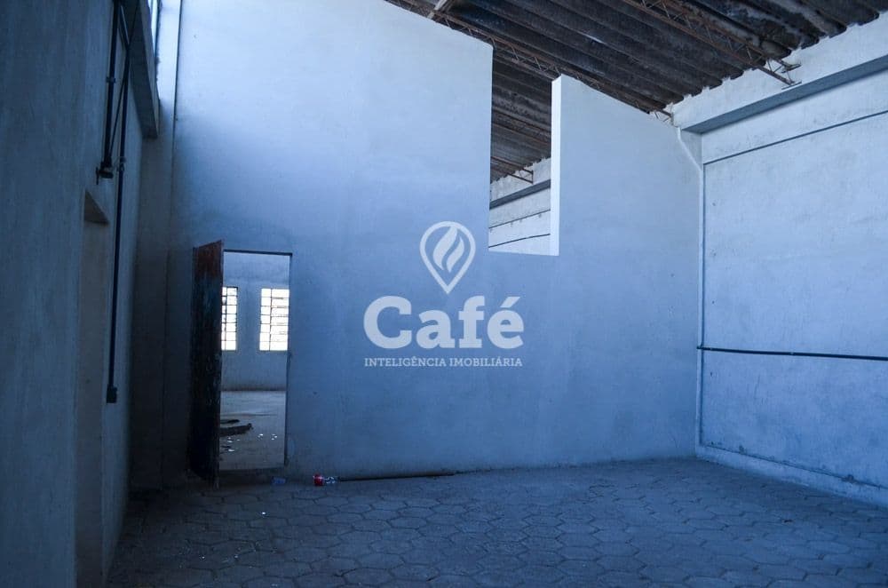 Pavilhão com 700m², 7 peças internas, 5 banheiros, 2 boxes de garagem — Pavilhão à venda em São João, Santa Maria/RS