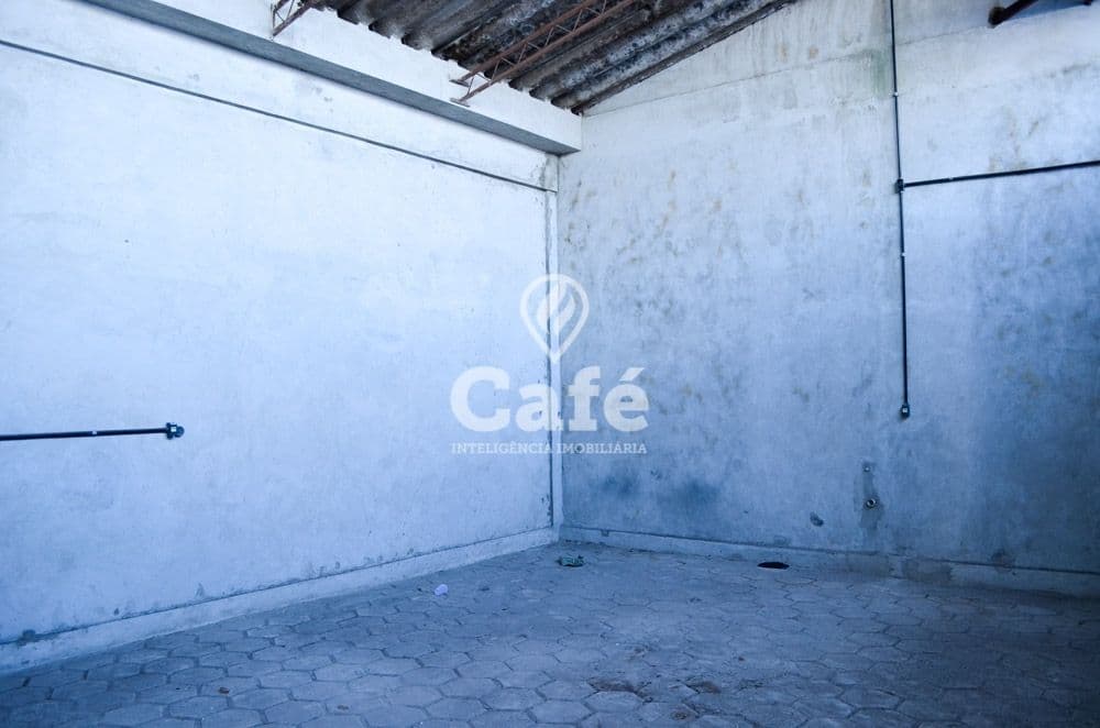 Pavilhão com 700m², 7 peças internas, 5 banheiros, 2 boxes de garagem — Pavilhão à venda em São João, Santa Maria/RS