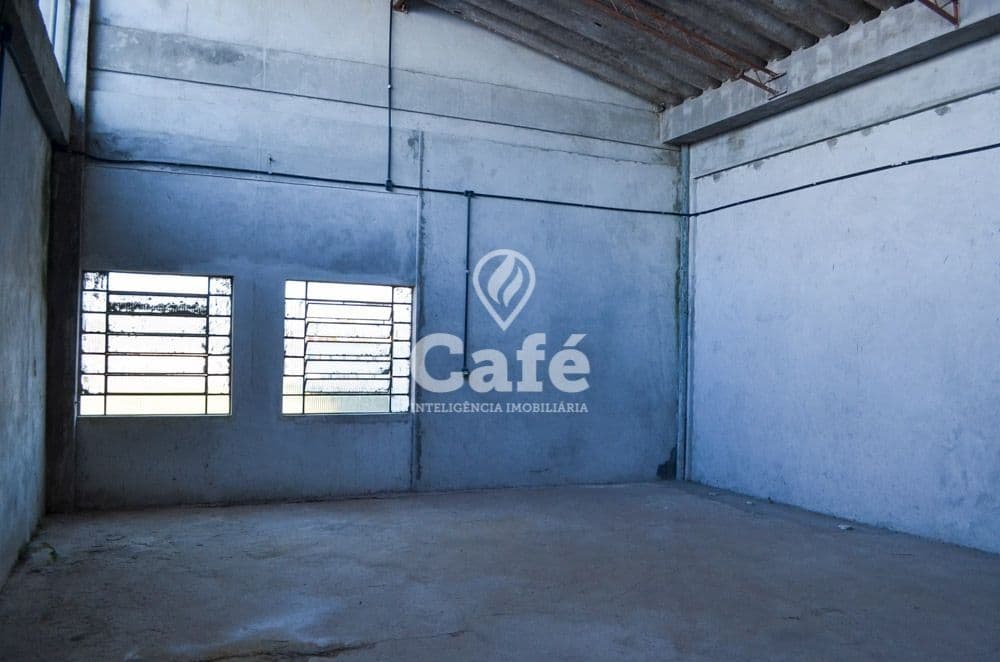 Pavilhão com 700m², 7 peças internas, 5 banheiros, 2 boxes de garagem — Pavilhão à venda em São João, Santa Maria/RS