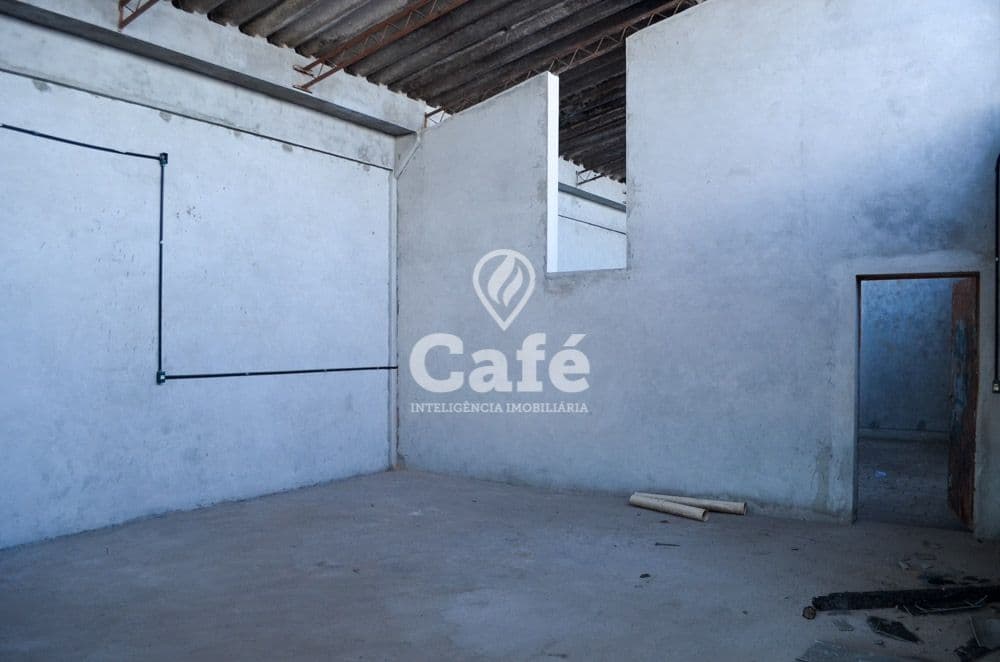 Pavilhão com 700m², 7 peças internas, 5 banheiros, 2 boxes de garagem — Pavilhão à venda em São João, Santa Maria/RS