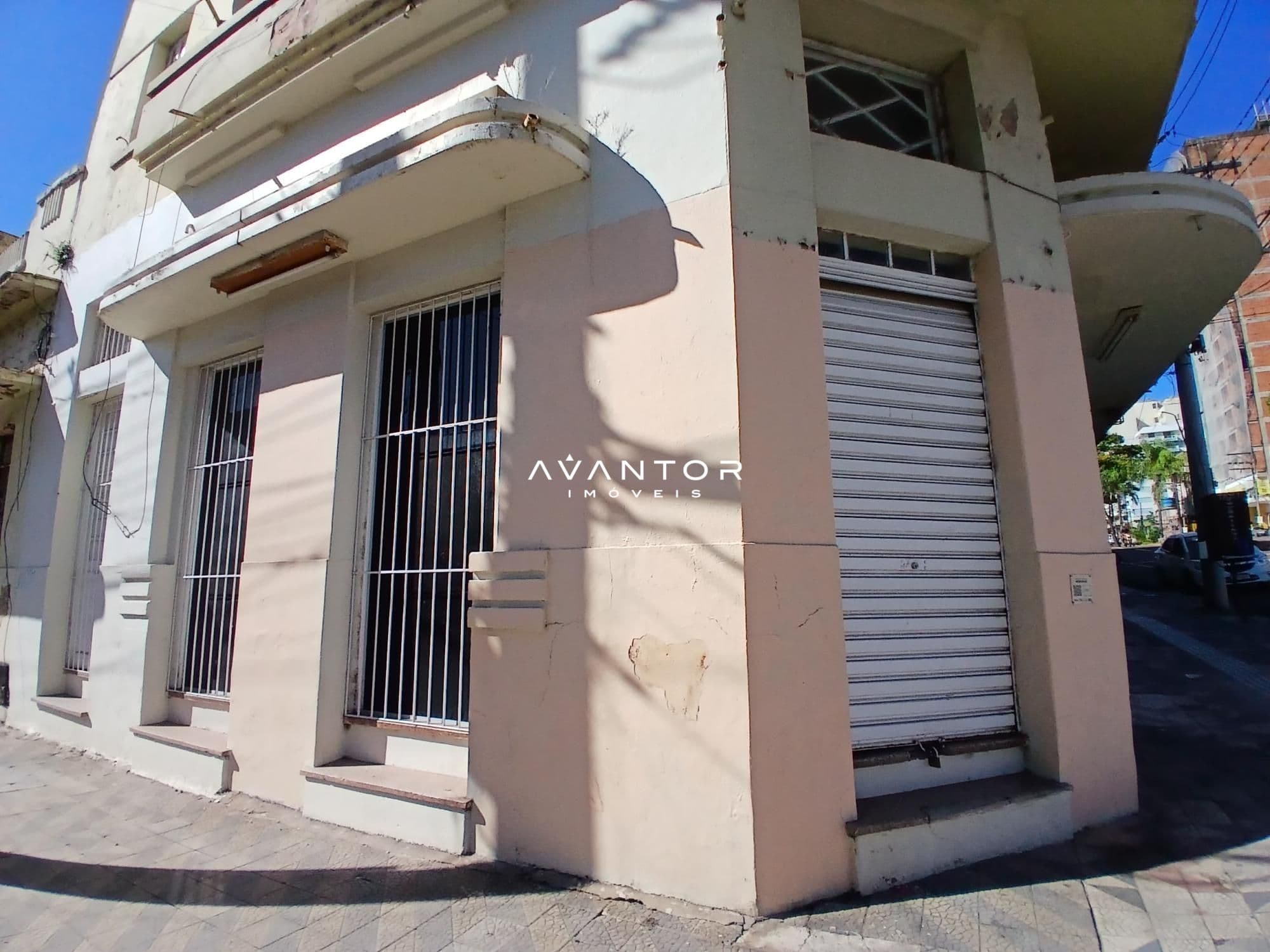 Fachada do prédio com garagem — Loja com 3 salas para alugar em Centro, Santa Maria/RS