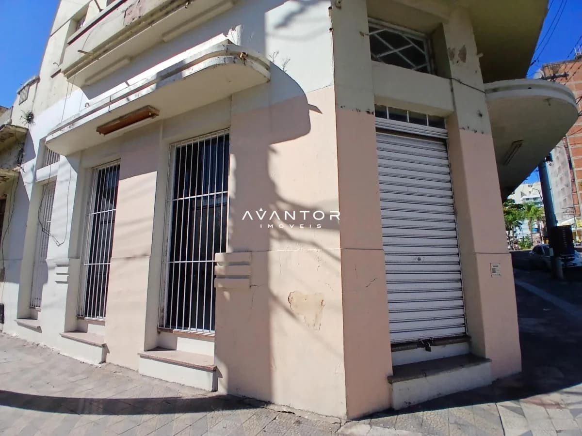 Fachada do prédio com garagem — Loja com 3 salas para alugar em Centro, Santa Maria/RS
