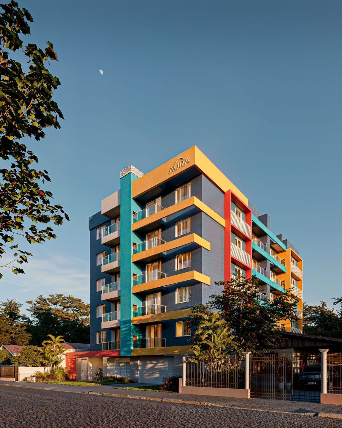 Fachada do prédio com cores vibrantes — Apartamento com 1 quarto à venda no Pulse, em Camobi, Santa Maria/RS