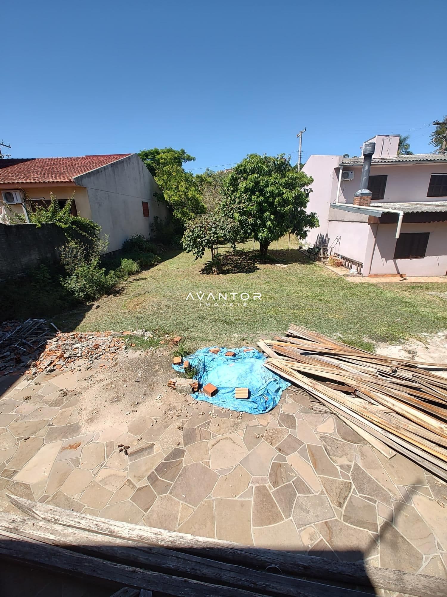Terreno com pátio e construções adjacentes — Terreno à venda em Dom Antônio Reis, Santa Maria/RS