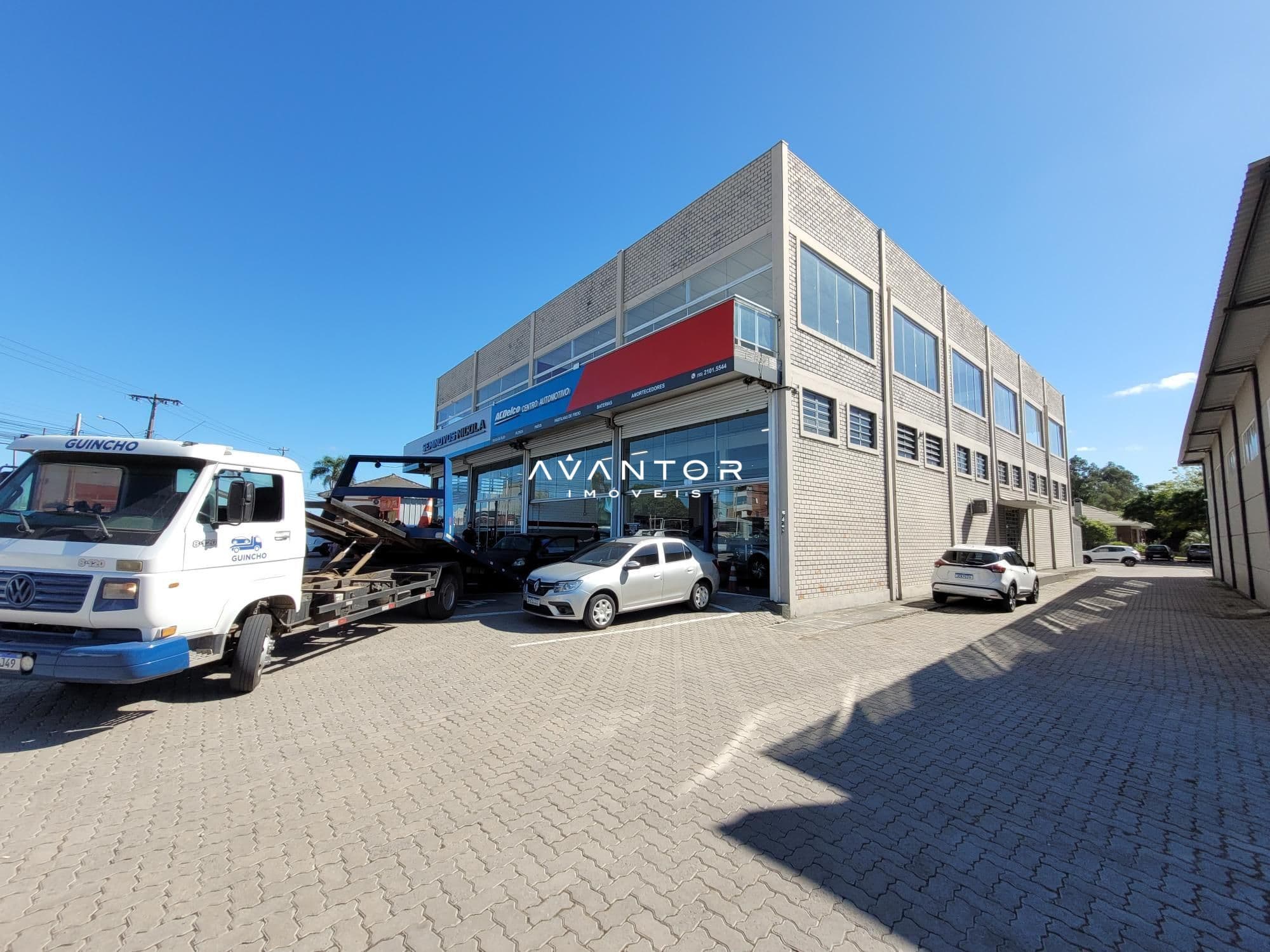 Fachada do prédio com garagem — Sala Comercial com 1 sala para alugar em Camobi, Santa Maria/RS