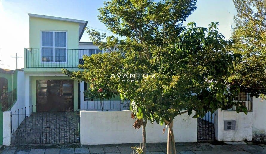 Fachada da casa com sacada — Casa com 4 quartos à venda em Tancredo Neves, Santa Maria/RS