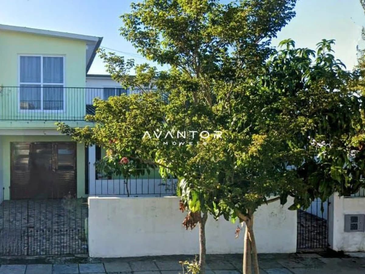 Fachada da casa com sacada — Casa com 4 quartos à venda em Tancredo Neves, Santa Maria/RS