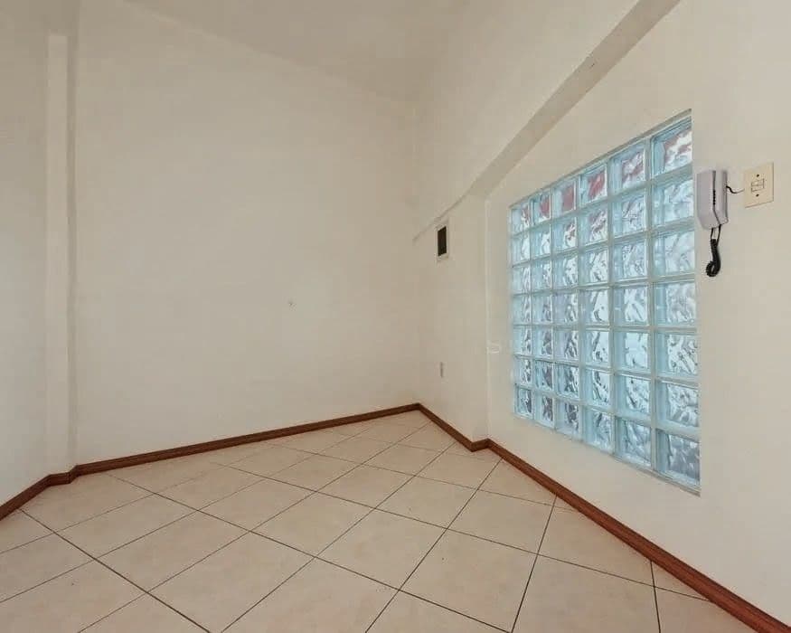 Apartamento Central de 1 dormitório, sala de estar, banheiro social, cozinha e área de ser — Apartamento com 1 quarto para alugar em Centro, Santa Maria/RS