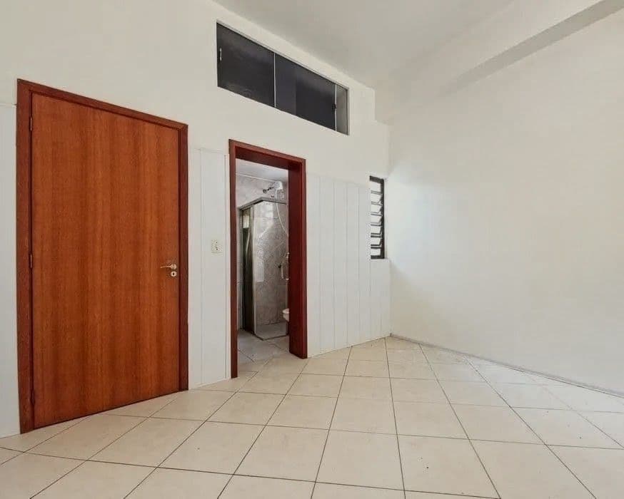 Apartamento Central de 1 dormitório, sala de estar, banheiro social, cozinha e área de ser — Apartamento com 1 quarto para alugar em Centro, Santa Maria/RS