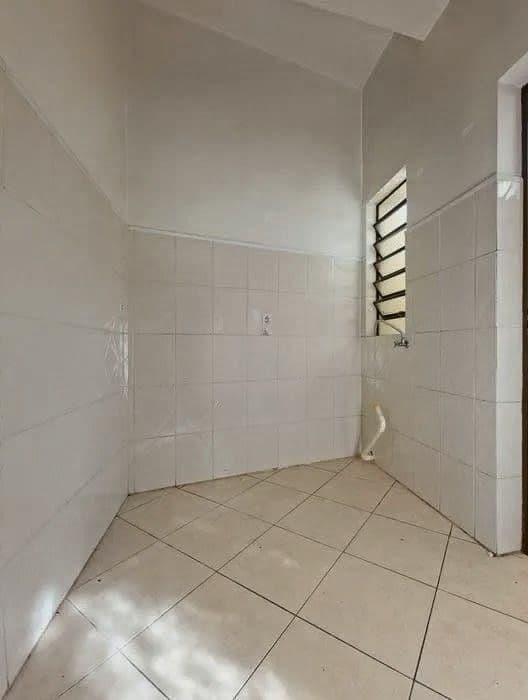 Apartamento Central de 1 dormitório, sala de estar, banheiro social, cozinha e área de ser — Apartamento com 1 quarto para alugar em Centro, Santa Maria/RS