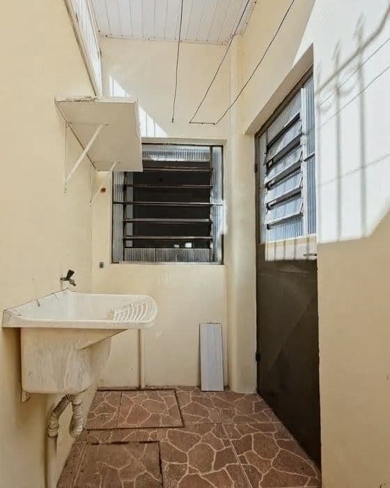 Apartamento Central de 1 dormitório, sala de estar, banheiro social, cozinha e área de ser — Apartamento com 1 quarto para alugar em Centro, Santa Maria/RS