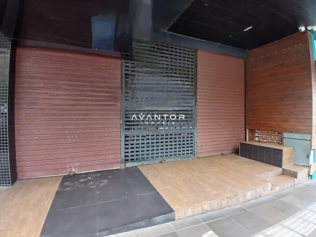 Fachada com garagem e porta metálica — Loja com 5 salas à venda no Edifício Marilene, em Centro, Santa Maria/RS