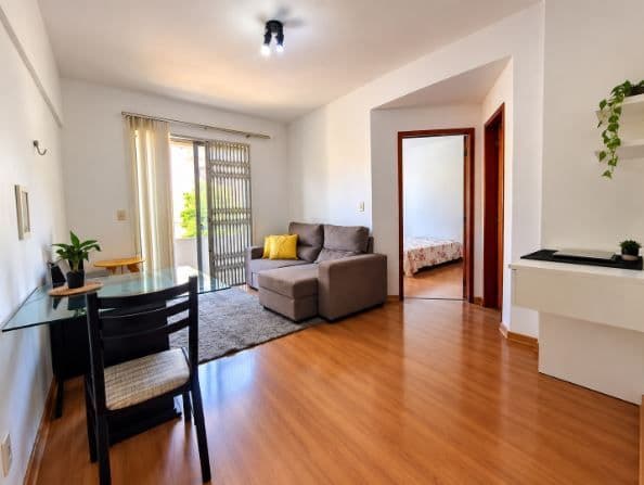 Sala de estar integrada à cozinha com sacada — Apartamento com 1 quarto à venda em Nossa Senhora de Fátima, Santa Maria/RS