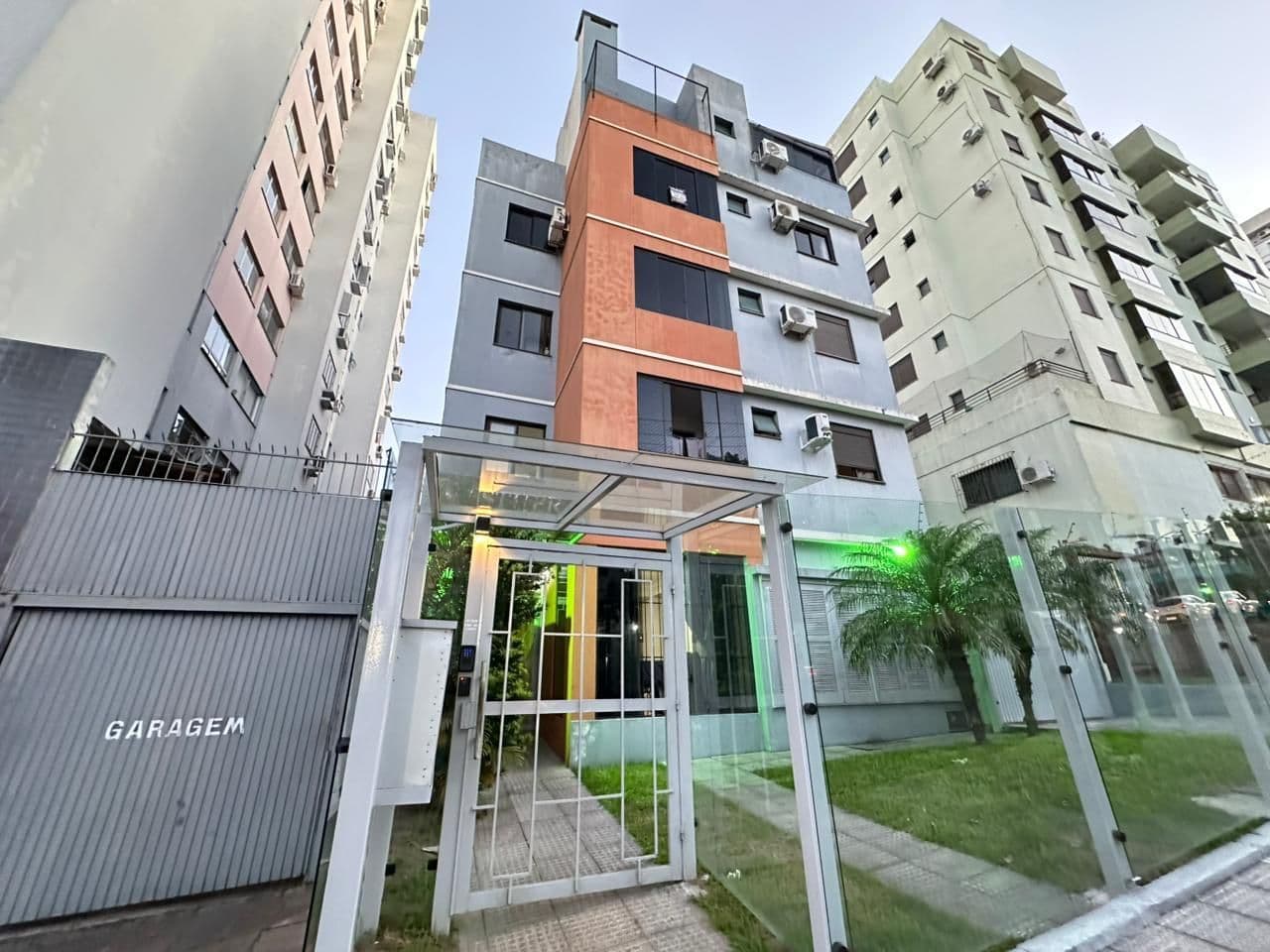 Fachada do prédio com garagem — Apartamento com 1 quarto à venda no Residencial Vó Esther, em Centro, Santa Maria/RS