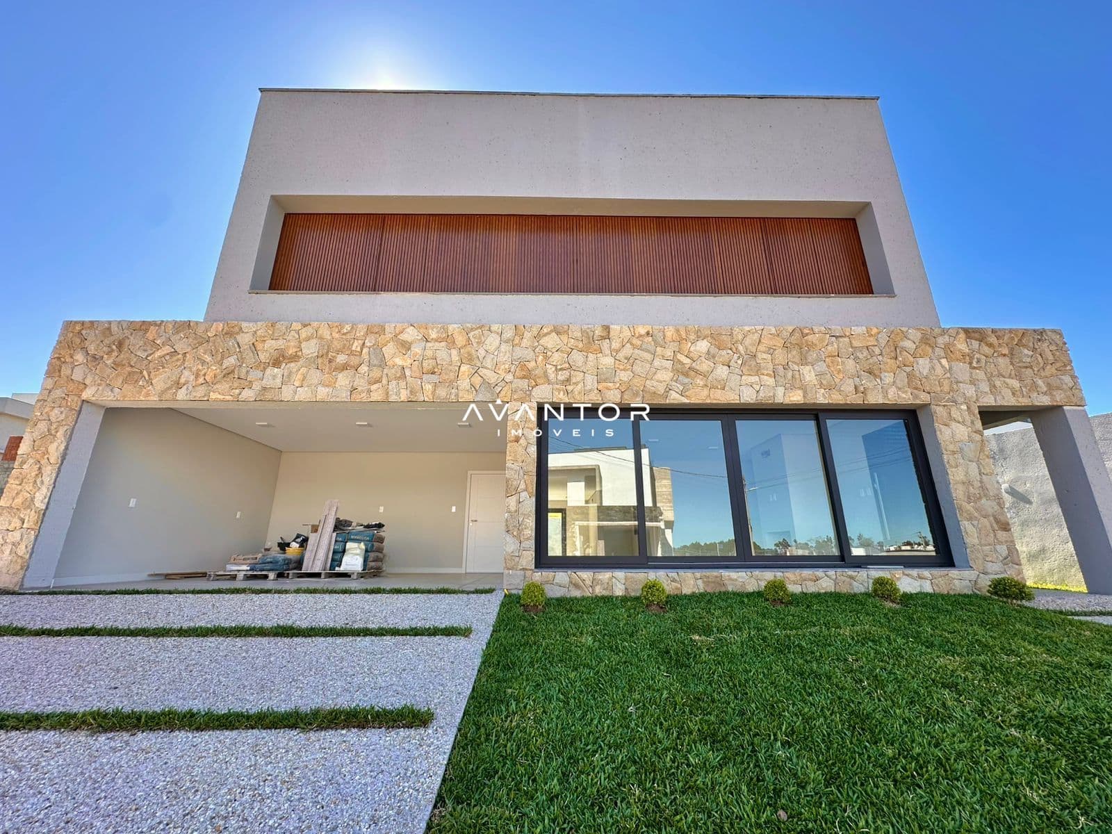 Fachada da casa com garagem — Casa com 4 quartos à venda no Residencial Real Park, em Tomazetti, Santa Maria/RS