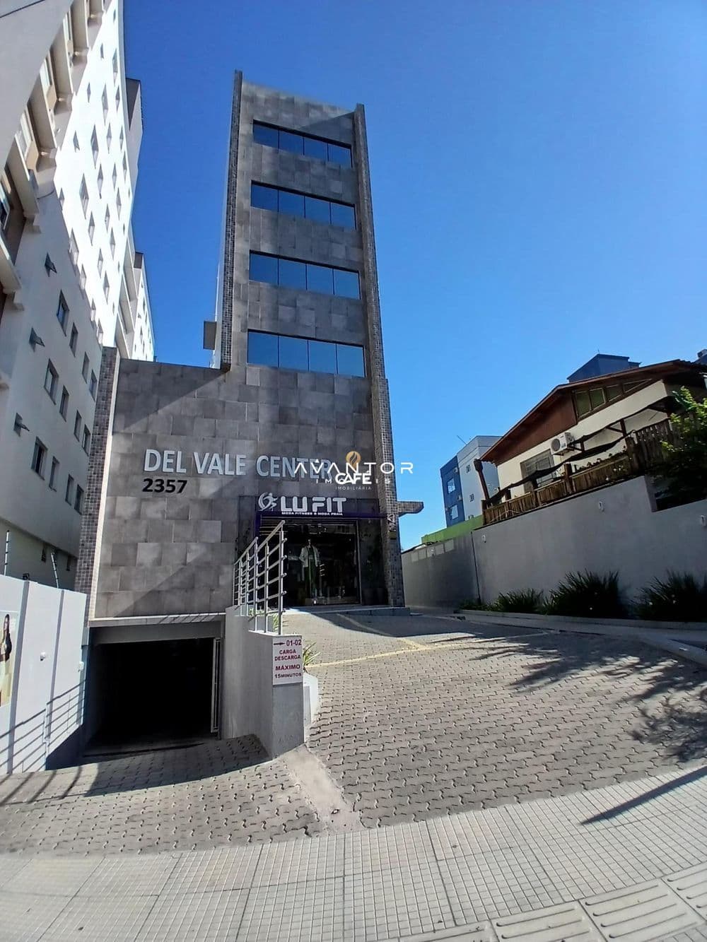 Fachada do prédio com entrada e garagem — Sala Comercial com 1 sala à venda no Del Vale Center, em Centro, Santa Maria/RS