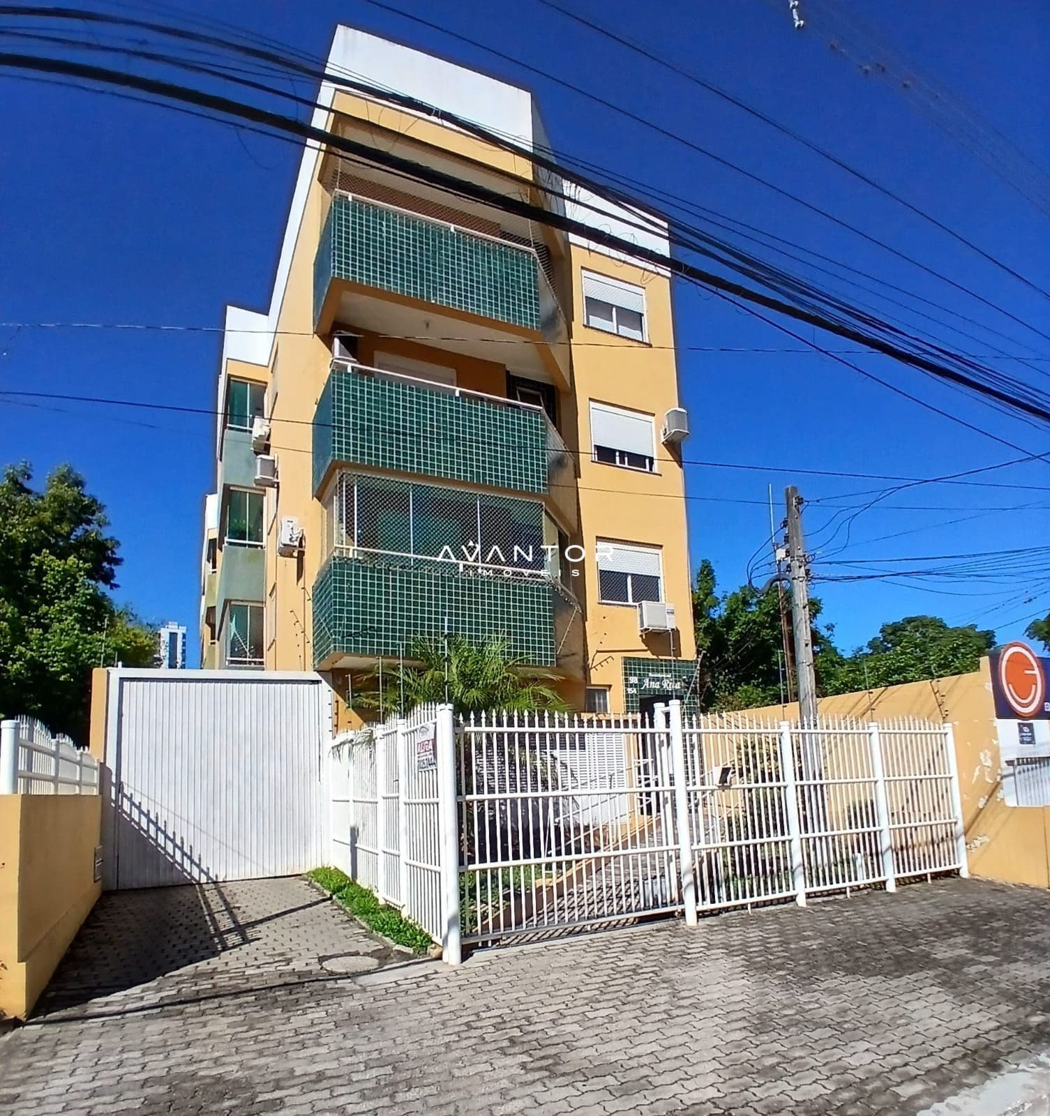 Fachada do prédio com sacadas e garagem — Apartamento com 2 quartos à venda em Nossa Senhora de Fátima, Santa Maria/RS