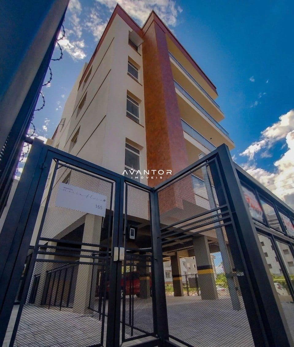 Fachada do prédio com hall de entrada — Apartamento com 1 quarto à venda no Residencial Maria Flor, em Camobi, Santa Maria/RS