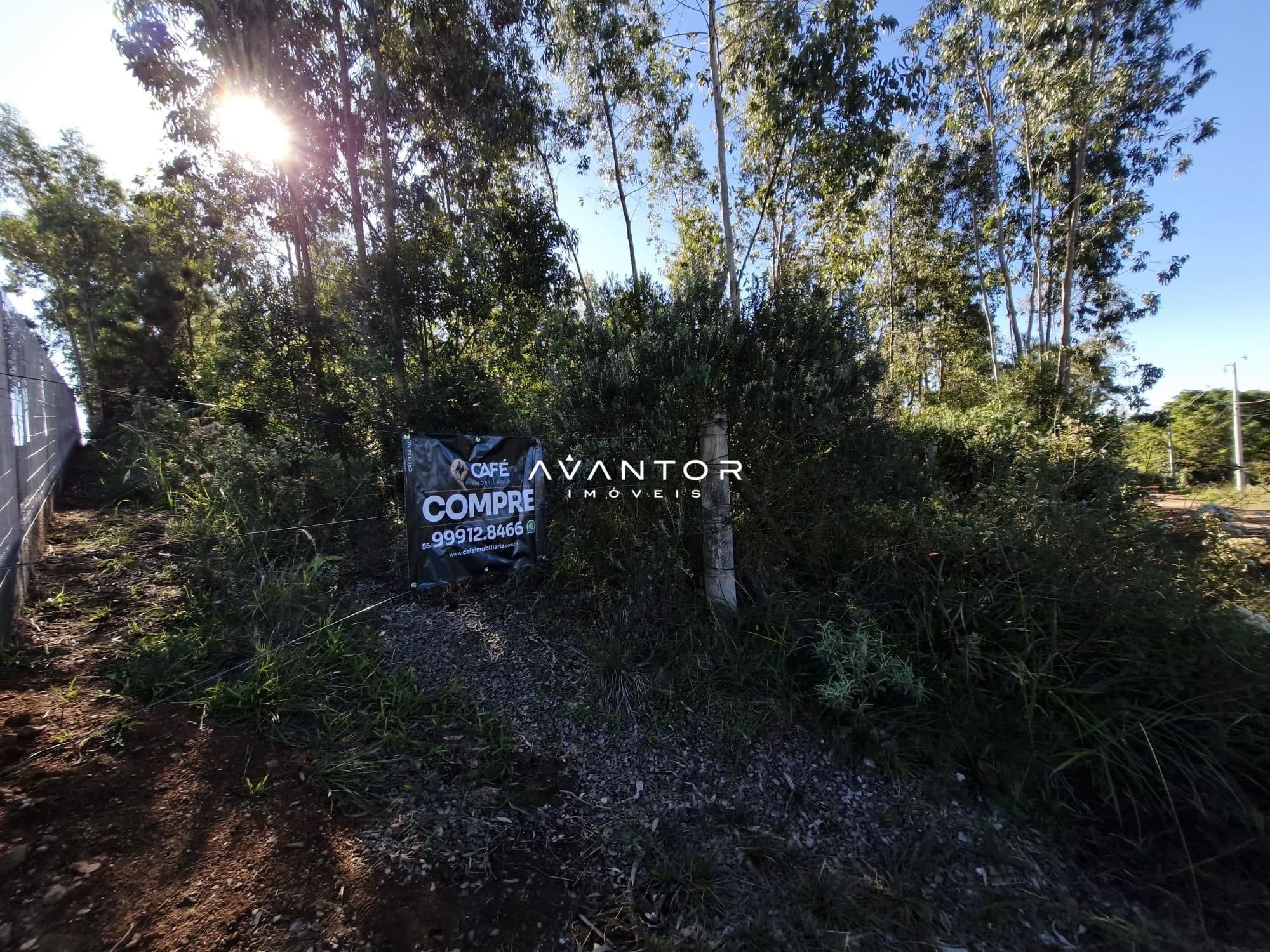 Terreno com vegetação e placa de imobiliária — Terreno à venda em Parque Serrano I, Itaara/RS