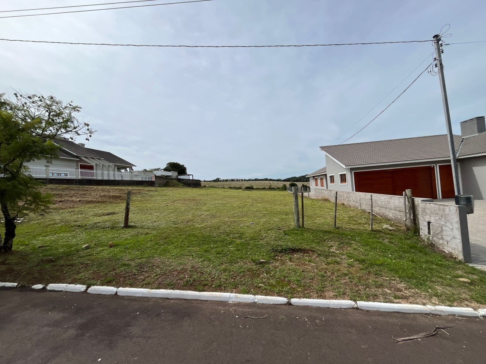 Terreno com casa e construções ao fundo — Terreno à venda em Centro, Silveira Martins/RS