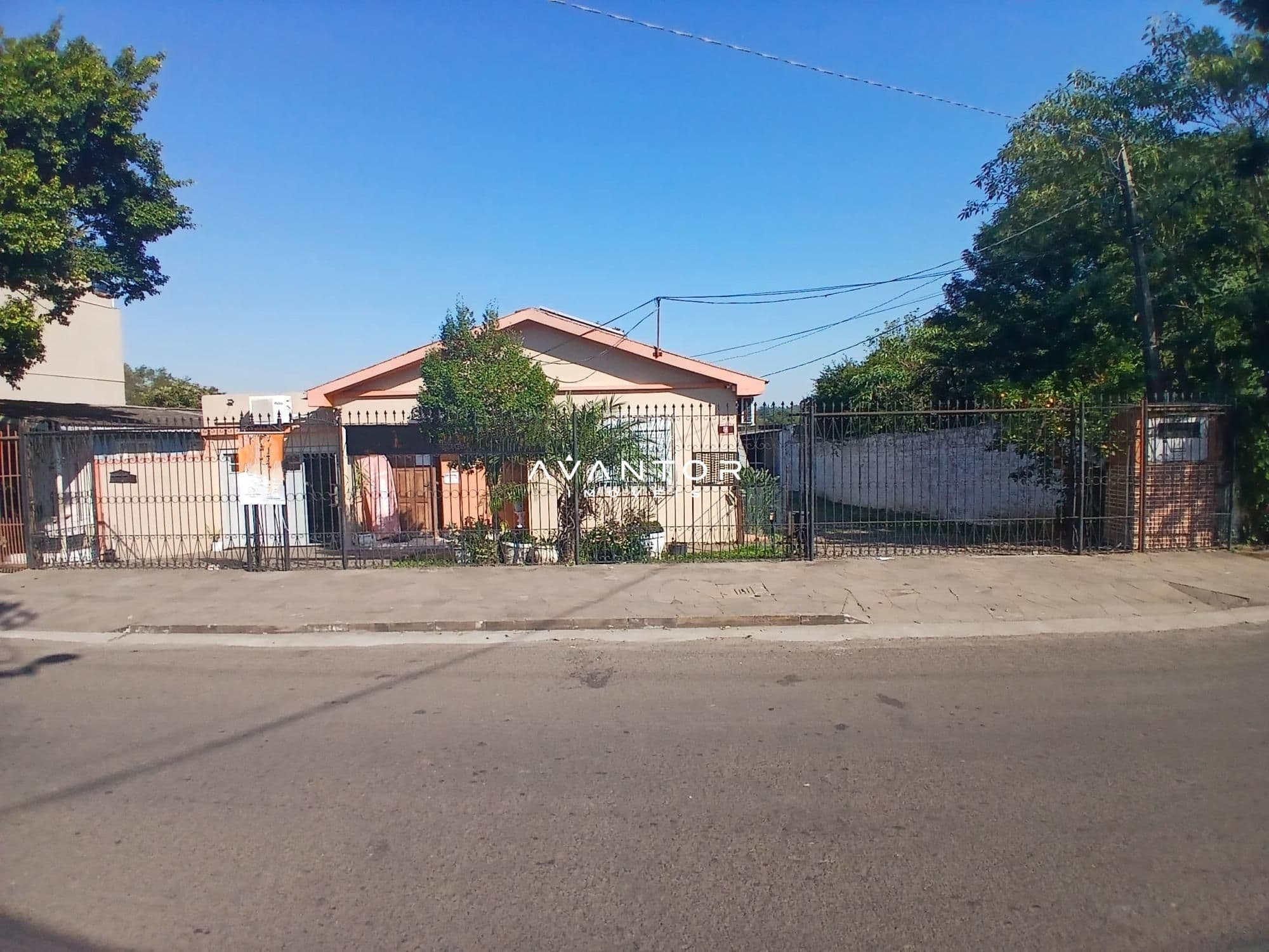 Fachada da casa com portão — Casa com 5 quartos à venda em Passo D'Areia, Santa Maria/RS