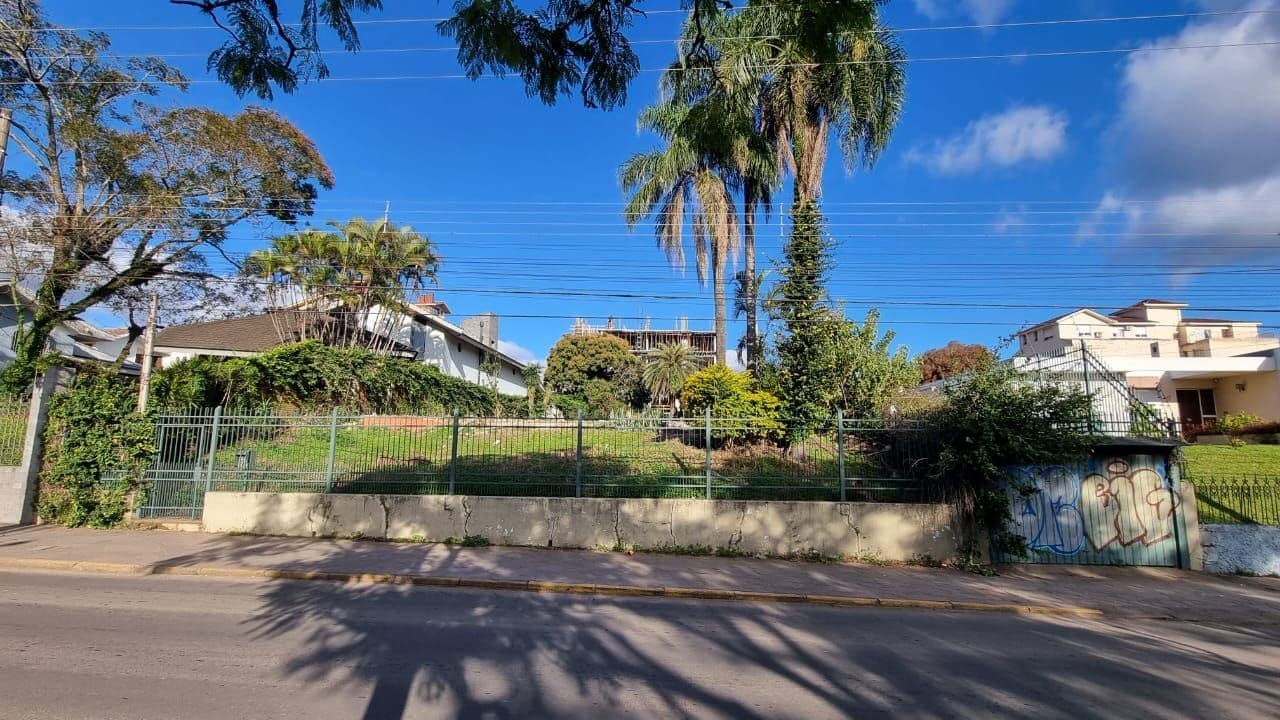 Terreno com árvores e cercado — Terreno à venda em Nossa Senhora de Fátima, Santa Maria/RS