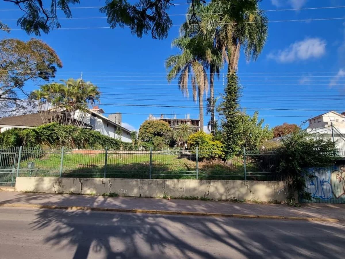 Terreno com árvores e cercado — Terreno à venda em Nossa Senhora de Fátima, Santa Maria/RS